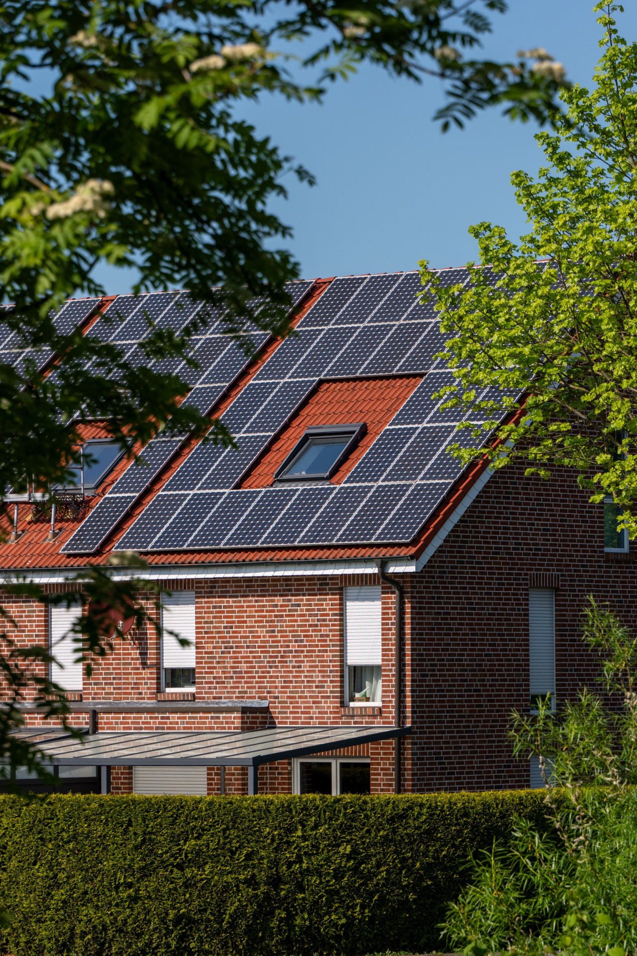Einfamilienhaus mit vollflächiger Solaranlage auf dem Ziegeldach